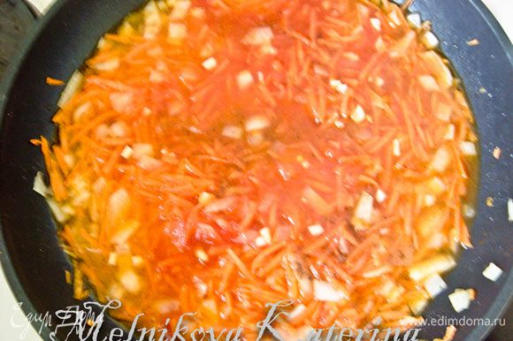 Добавить томатную пасту/сок томатный/сами томаты и 0,5 ст. воды. Добавить к овощам размятый картофель, чеснок, соль, перец. Прогреть еще 3-4 минуты.