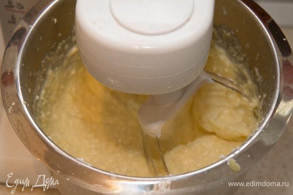 Все ингредиенты тщательно смешиваем в такой последовательности: яйца + сахар + растопленное масло + творог + картофель натертый на терке. Выпекаем 40мин на 180градусах.
