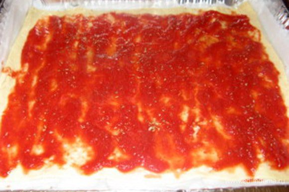 Разогреть духовку до 250-260°. Смазать поверхность пиццы томатным пюре, присыпать орегано, сбрызнуть оливковым маслом, слегка посолить и поперчить (это мы обогатили вкусом томатное пюре).