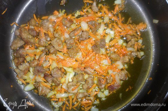 Обжарить мясо, морковь и лук.