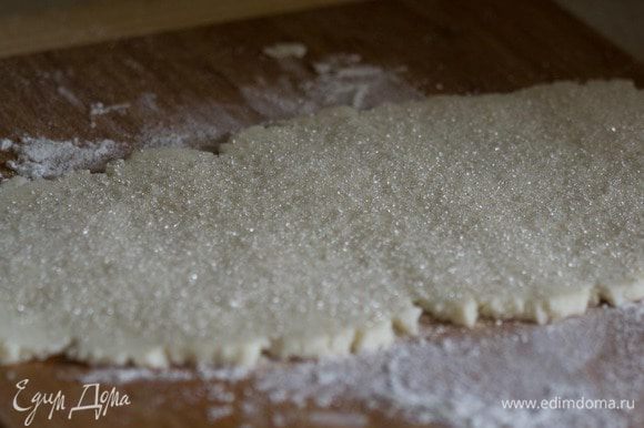 Разделить тесто на две части. Каждую раскатать и посыпать по 1 ст. ложке сахара