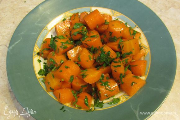 Перемешайте аккуратно морковь, чтобы не повредить ее. Морковь приобретает очень приятный сладко-кисло-соленый вкус. Посыпьте при желании сверху черным перцем.