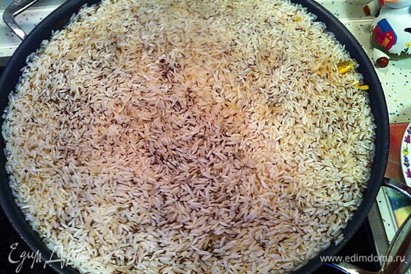 Далее промываем рис и укладываем его на зирвак, на рис добавляем зиру (1 столовую ложку с горкой). Делаем температуру на 9 (максимум). По мере того как жидкость впитывается в рис, слой риса нужно перемешивать и опять разравнивать, в общей сложности достаточно 3-4 раз.