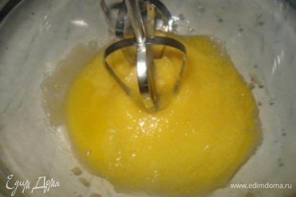 Отдельно растереть желтки с сахаром, влить молоко, добавить растопленное сливочное масло и перемешать.