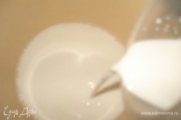 Приготовим соус: В 50 мл молока развести крахмал. Вскипятить 50 мл молока, ввести в него крахмальную смесь, добавить сахар, сливочное масло. Варить около 5 мин., затем охладить.