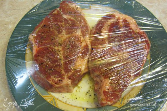 Закройте мясо пленкой и оставьте мариноваться при комнатной температуре в течение одного часа.