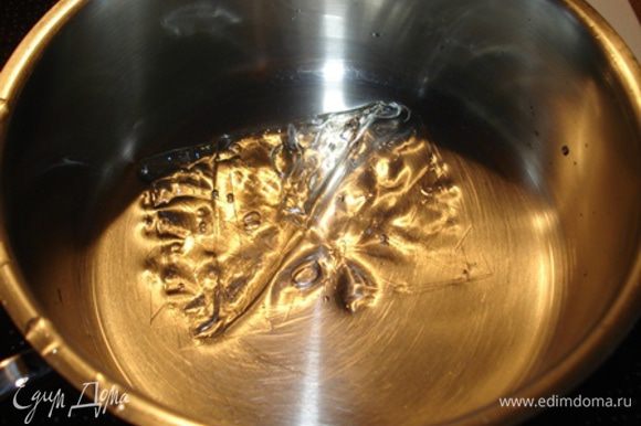 Затем налить в кастрюльку небольшое количество воды, положить желатин. Помешивая, держать на огне, пока желатин полностью не растворится.