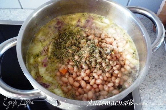 Добавить овощной бульон и дать закипеть. Положить фасоль и майоран. Тушить под крышкой около 20 минут. Затем добавить томаты и еще варить минут 5. Приправить суп солью, перцем и бальзамическим уксусом.