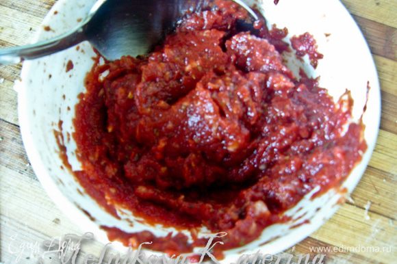 Приготовить томатный соус. К томатной пасте добавить чеснок, пропущенный через пресс, немного соли, перца, трав.