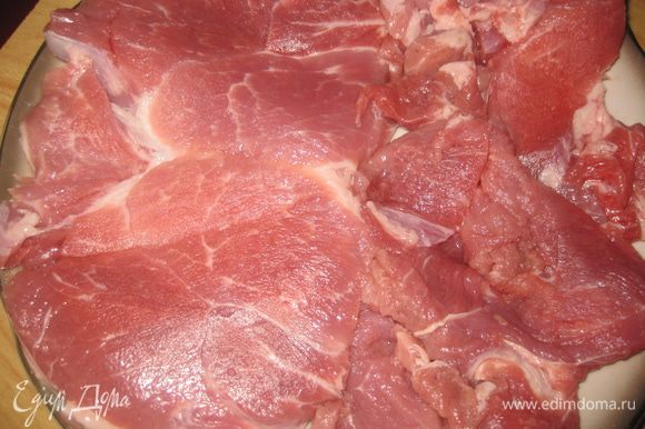 Слегка примороженное мясо разрезаем, чтобы получился большой пласт.