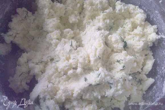 Начинка: Сыр я тёрла на тёрке для достижения однородности. Картофель нужно растолочь и добавить сыру. Творог сюда же. Соль, укроп.