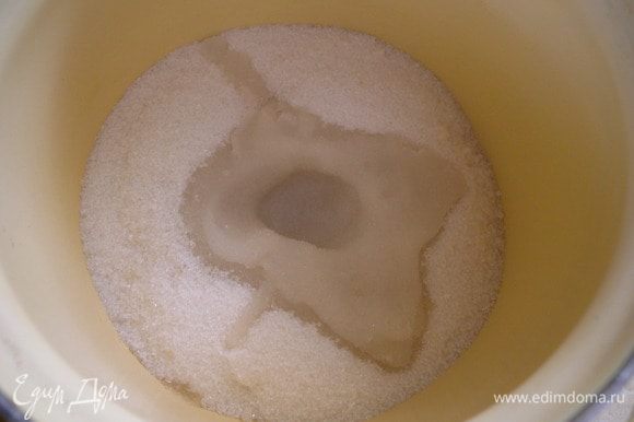 Сахар всыпать в кастрюлю и влить около 50 (или чуть больше, до 100) воды.