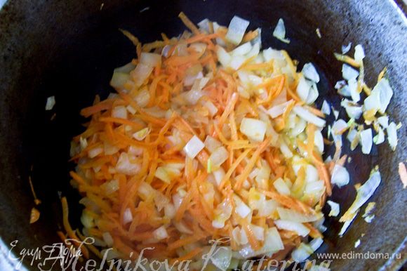 Морковь натереть на крупной терке, мелко нарезать лук. В казане или сковороде вок пассеровать на растительном масле морковь и лук несколько минут.