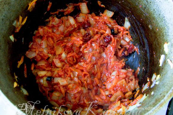 Добавить томатную пасту, клюкву, соль, перец, приправы. Тушить еще несколько минут.