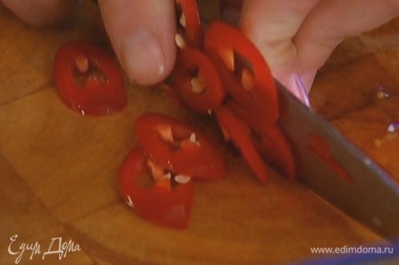 Перец чили нарезать тонкими кольцами вместе с семенами.