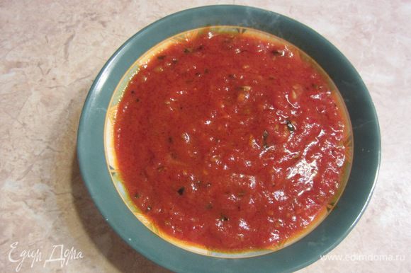 Заранее приготовьте томатный соус. Для этого разогрейте пару столовых ложек оливкового масла в сотейнике. Положите туда мелко нарезанный чеснок и стебли базилика. Жарьте секунд 30. Выложите туда же помидоры и тушите на медленном огне в течение 20 минут. Не забудьте немного посолить и поперчить. В итоге помидоры должны превратиться в пюре. Если надо, доливайте немного воды. После этого соус можно процедить, хотя я использовал его в таком виде.