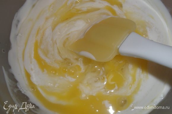 Яйца взбить с сахарным песком, йогуртом или корицей.