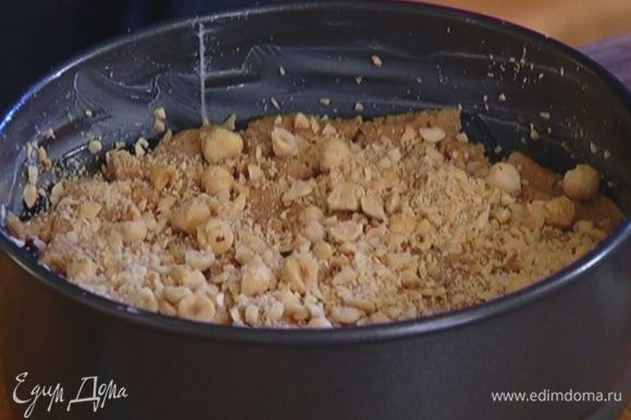 Из второй половины теста сформировать лепешку, накрыть сверху пирог и посыпать оставшимися орехами.