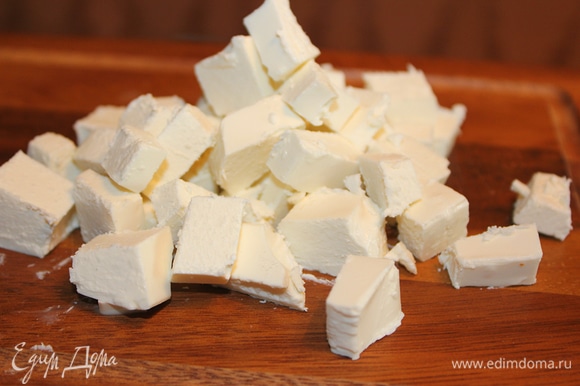 Сыр фета поломать на кусочки (кубики 1*1 см).