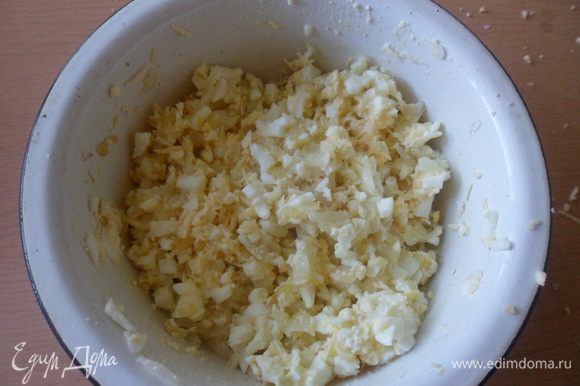 Яйца перемешать с обжаренным луком и тертым сыром