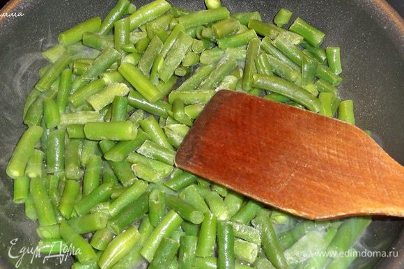 Желательно использовать фасоль плоскую, не столько для вкуса, сколько для красоты. Дело в том, что в этом блюде даже овощи нарезаются кусочками похожими на перья. Фасоль обжарьте 2-3 минуты на сковороде в оливковом масле.