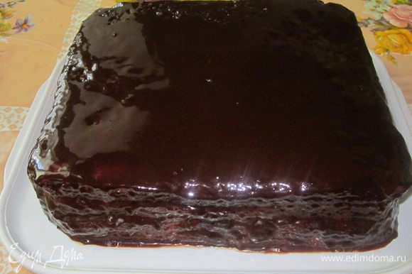 Верх и бока торта обмажьте глазурью. Для лучшей пропитки поставьте торт на несколько часов в холодильник. Приятного аппетита!