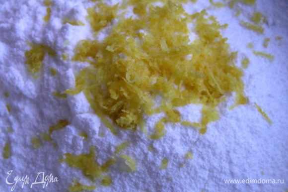 Для бисквита просеять в миску муку, миндальную муку, соль, сахарную пудру, добавить цедру лимона,