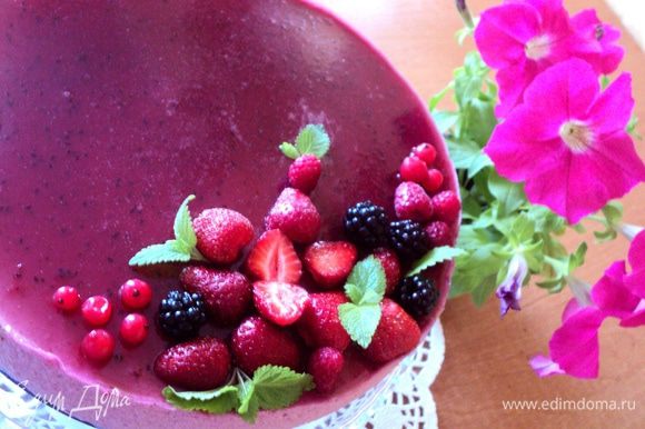 Снять с торта кольцо, удалить ленту из бумаги для выпечки. Перед подачей украсить ягодами.