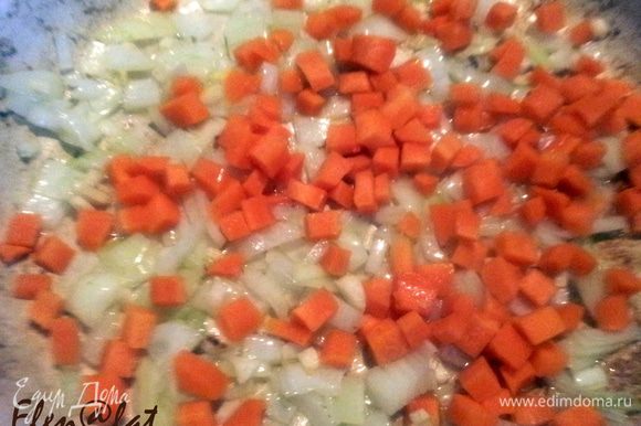 В другой сковороде разогреть еще ст.л. масла и припустить лук, чеснок и добавить морковь.