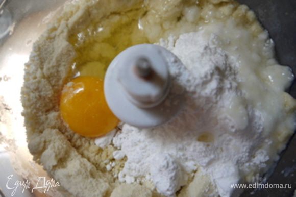 Добавить в комбайн яйцо, сахар, цедру лимона и щепотку соли.