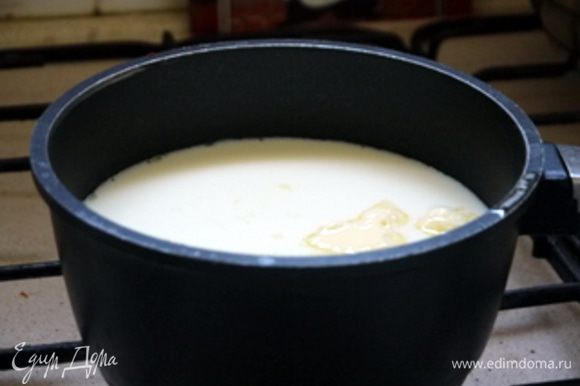 Вскипятить молоко со стаканом воды, 20 гр масла и щепоткой соли.