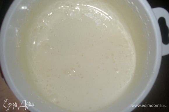Для приготоаления бисквитного теста яйца разделить на белки и желтки. Белки убрать в холодиьник, а желтки взбить с сахаром до густой пены.