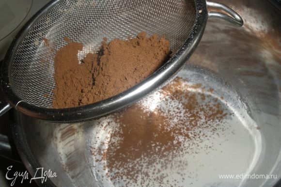 В отдельной миске просеить муку с какао и с разрыхлителем и перемешать все сухие ингредиенты.