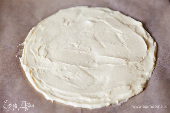 Распределить тесто в два круга по диаметру формы. Выпекать в заранее разогретой духовке при 230°C 10–12 минут.