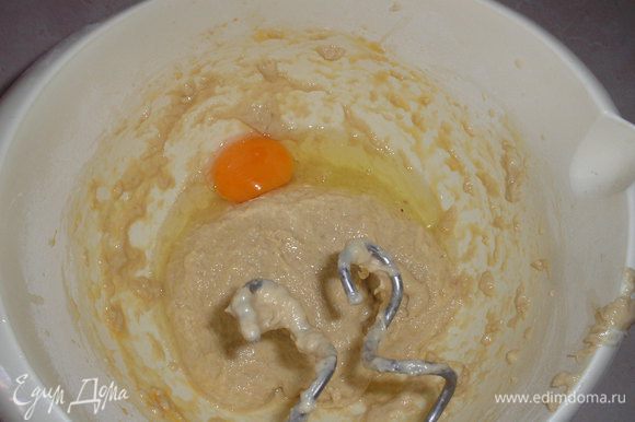 По одному добавляем яйца, каждый раз перемешивая тесто миксером.
