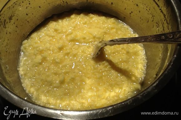 Яйцо взбить с солью, добавить сахар,оставшееся теплое молоко, размягченное масло и влить дрожжи.