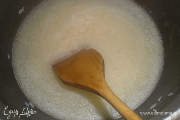 Залить рис куриным бульоном, посолить и довести до кипения, варить на рис не впитает всю воду.