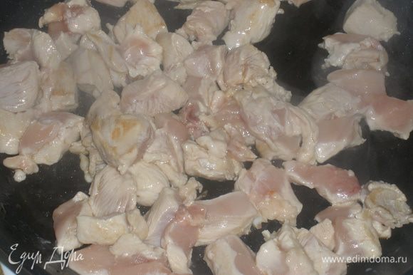 В отдельной сковороде обжарить мелко нарезанное куриное филе, посолить, поперчить ,добавить мелко нарезанный лук.