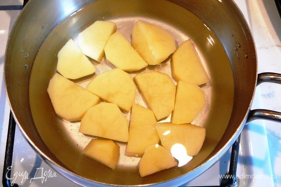 Картофель сварить и сделать картофельное пюре с добавлением молока.