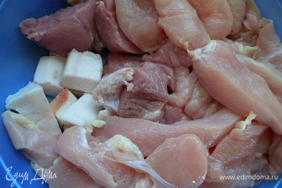 Если куриное мясо грудка, то можно больше сала а то будет суховато.Мясо и сало можно очень мелко порезать.