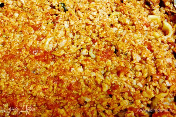 Теперь заливаем томатно-мясным соусом ригатони,в два подхода.Хорошенько распределяем соус по поверхности,помогаем соусу пальцами:) попасть и в сами ригатони.