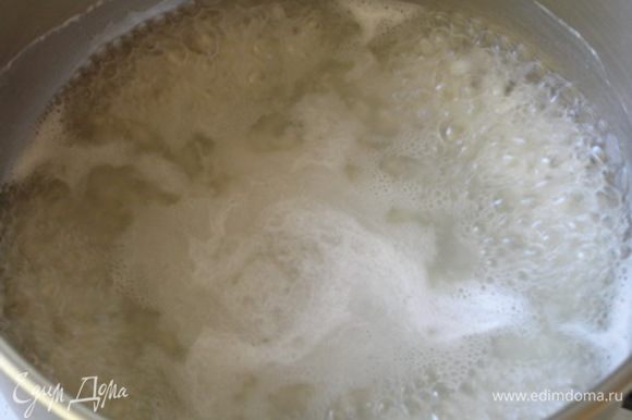 Отварить рис в подсоленой воде до готовности.