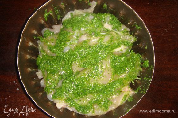 Обмазываем грудку зеленым соусом, не солим, т.к. в соусе уже есть соль. Выкладываем в форму для запекания и ставим в разогретую духовку на 20 минут