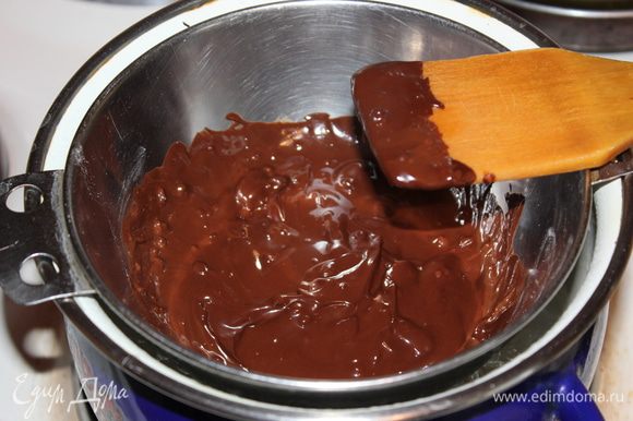 Плитку шоколада растопить на водяной бане. Можно взять шоколад с орешками.