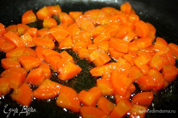 Морковь очистить и нарезать на небольшие кубики и потушить на оливковом масле до готовности.Готовую морковь переложить на бумажное полотенце,чтобы удалить излишки масла.В сковороду высыпать сахар и раздавленный ножом чеснок и прогреть сковороду до растворения сахара.Добавить морковь и удалить чеснок.Сначала карамель очень пахнет чесноком,но,после добавления моркови запах чеснока заметно уходит.Смешать морковь с карамелью(у меня карамель получилась светлой),чеснок удалить(он уже стал безвкусным).Мне кажется,что морковь стала ещё более морковной:)) и в меру сладкой.