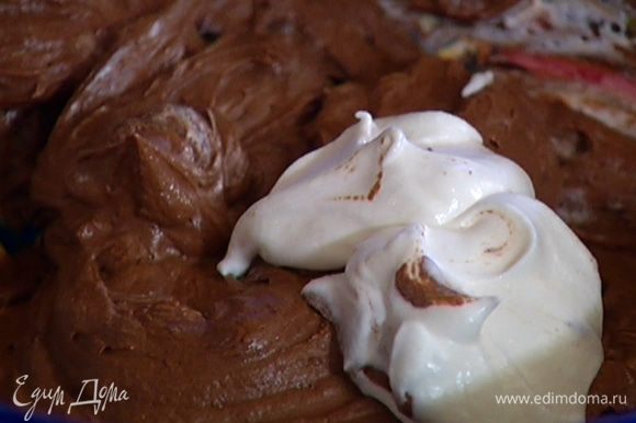 Приготовить крем: половину слегка остывшего растопленного шоколада перемешать с шоколадно-ореховой пастой. Затем добавить взбитые сливки и еще раз вымешать.