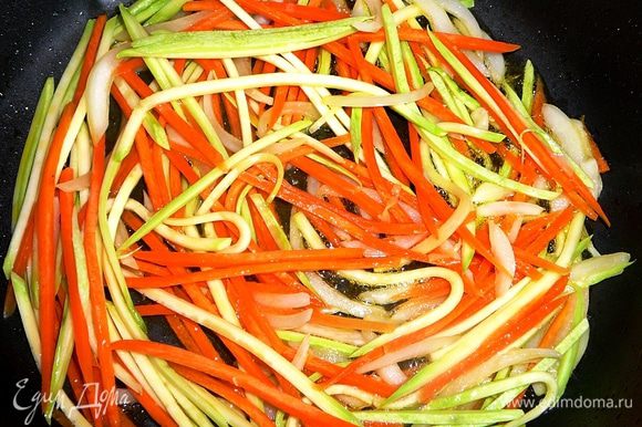 На другой сковороде также на оливковом масле обжарить морковь, кабачок, лук и морковь. Делать это надо очень быстро, овощи должны остаться немного хрустящими. Соль и перец добавить по вкусу.