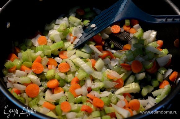 На сковороде/я делаю на тефаль/ разогреть раст.масло. Добавить туда лук,сельдерей, морковь и тимьян.Готовить примерно 10мин.до мягкости овощей.
