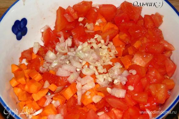 Морковь чистим, режем небольшими кубиками. Добавляем к помидорам. Мелко режем лук, чеснок, отправляем туда же.