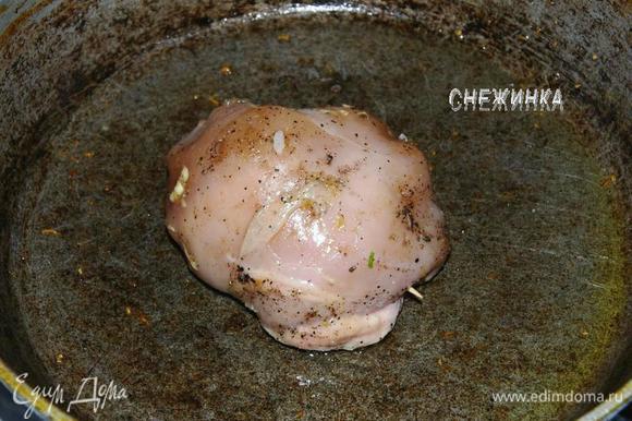 На сковороде разогреваем столовую ложку оливкового масла, кладем куриный шарик швом вниз. Таким образом держим несколько минут, чтобы филе «схватилось» и не раскрывалось.